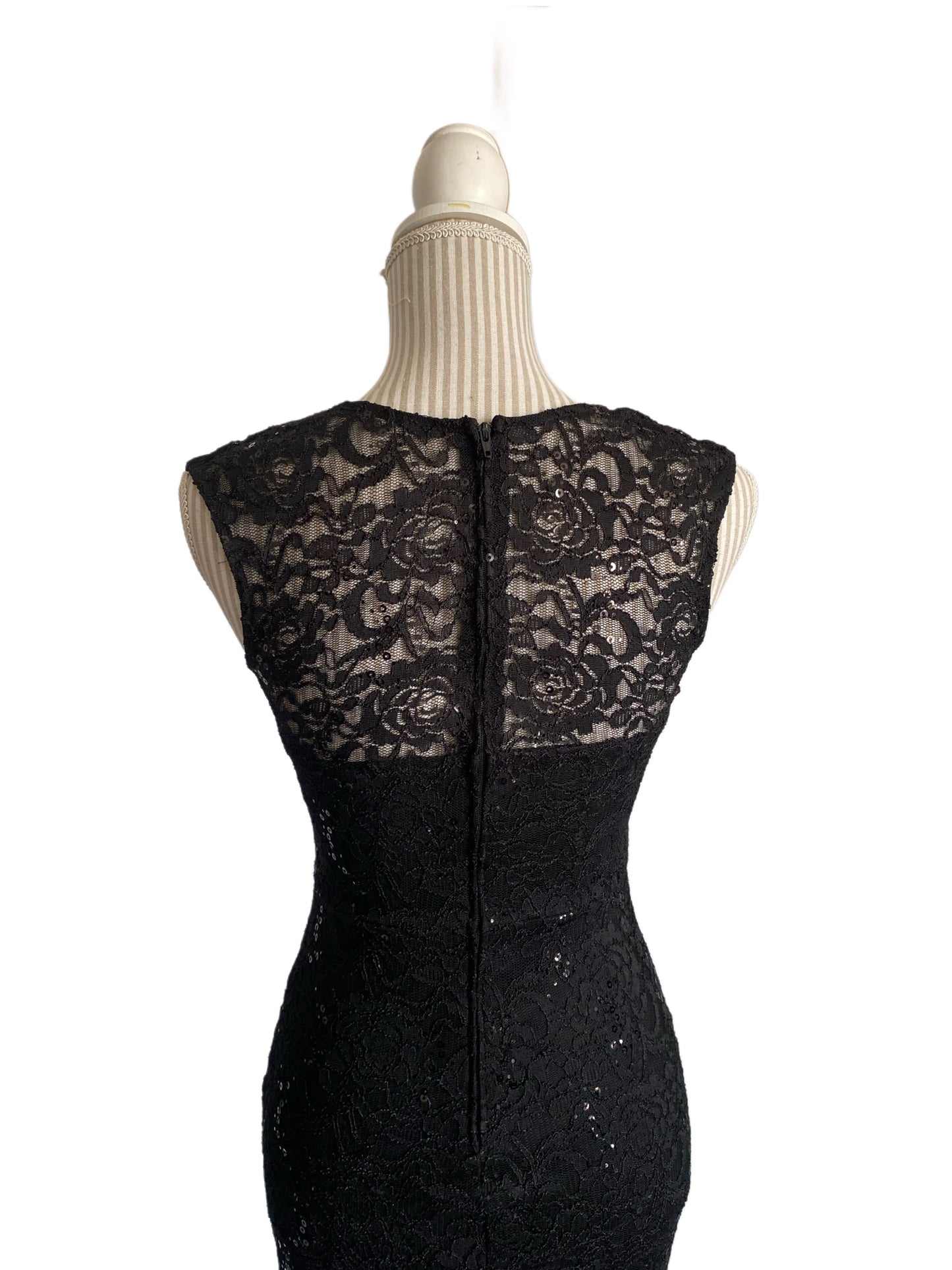 Petite robe noire - dentelle - medium ( faite tres petite )