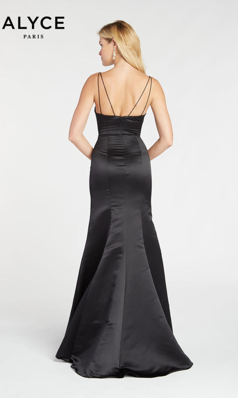 Alyce - 6 ans - faite grande - noire