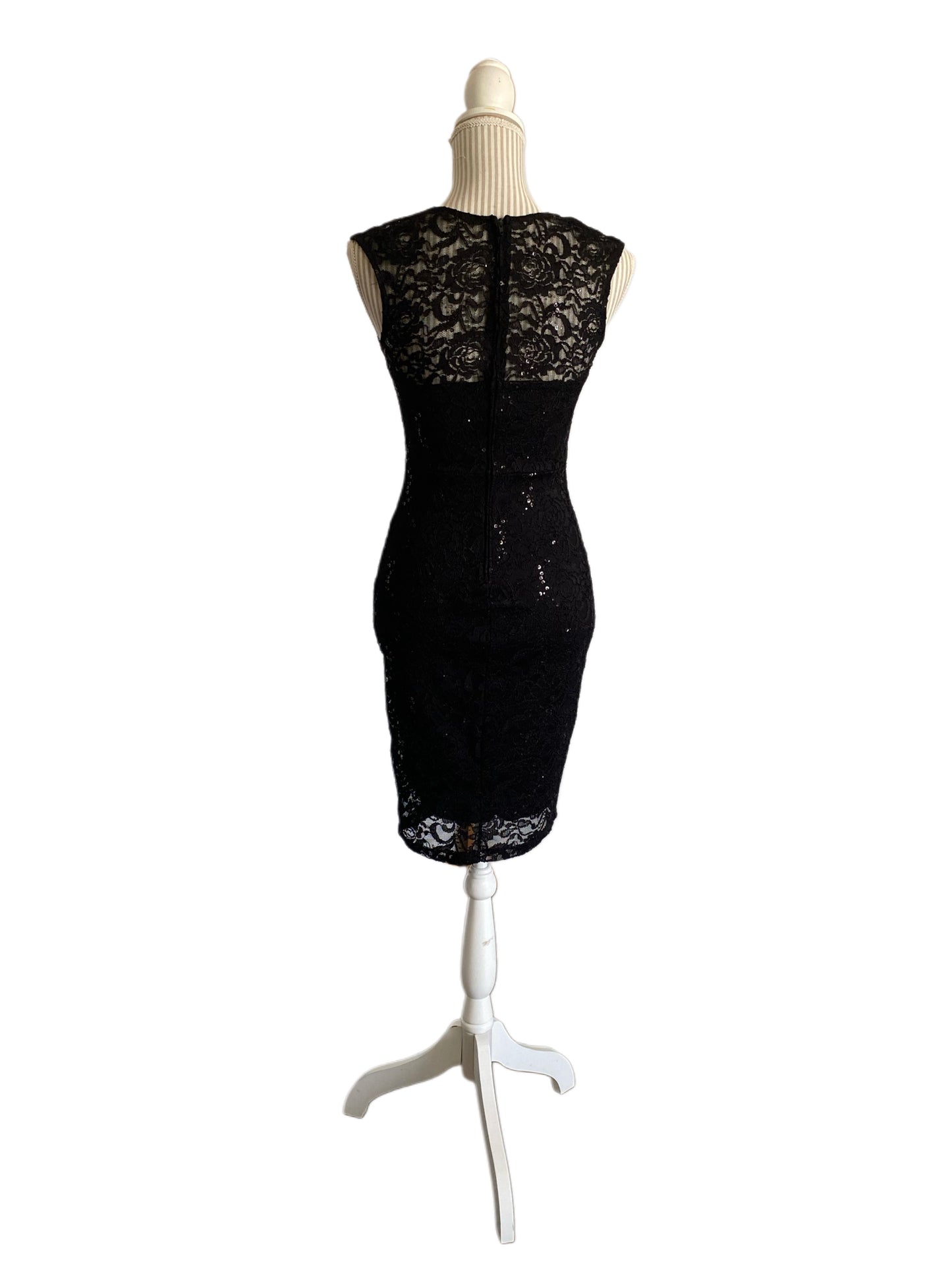 Petite robe noire - dentelle - medium ( faite tres petite )