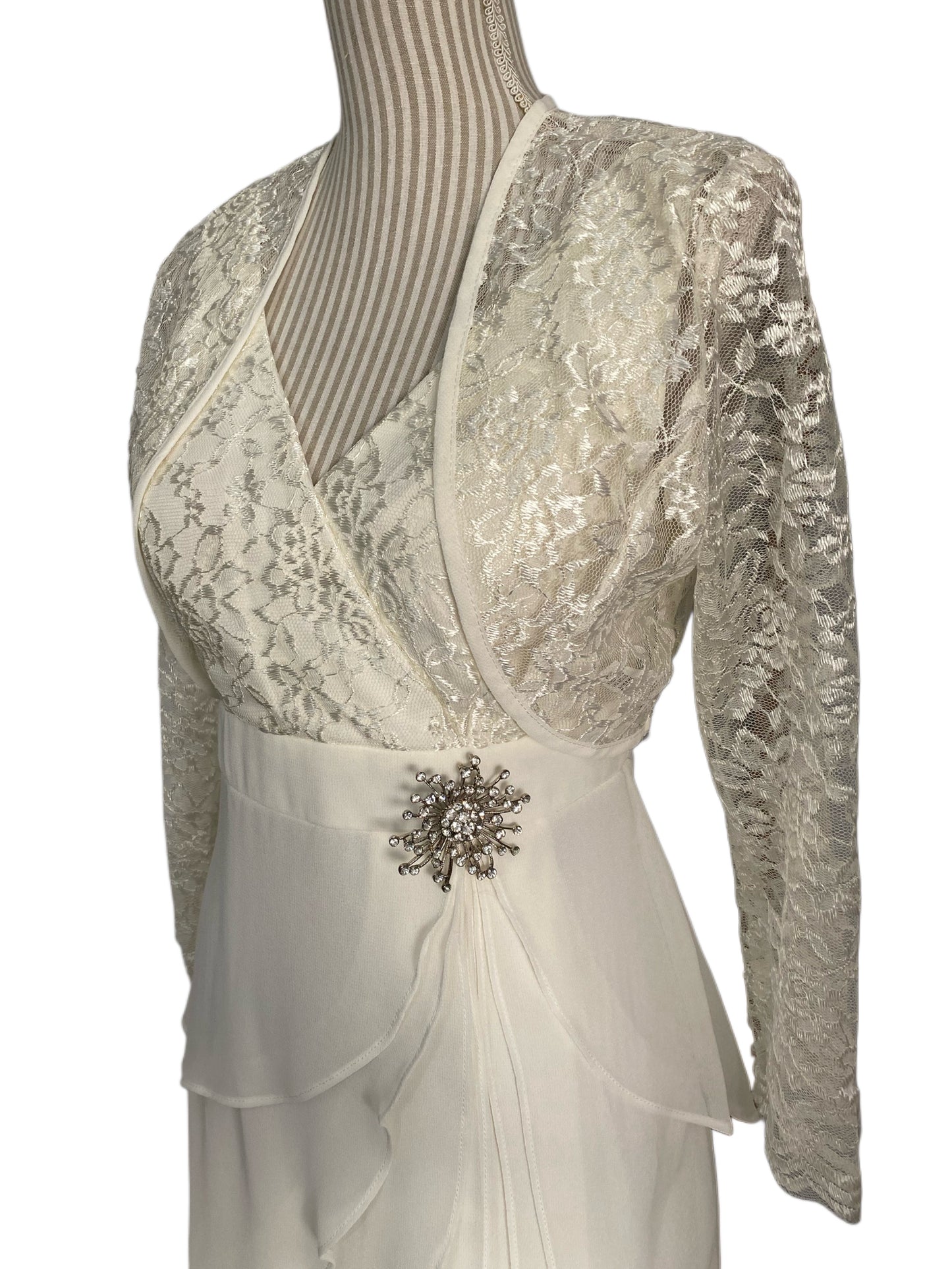 Mariage civil - 394-404- small - off white - robe et bolero - la broche pourrait etre legerement differente